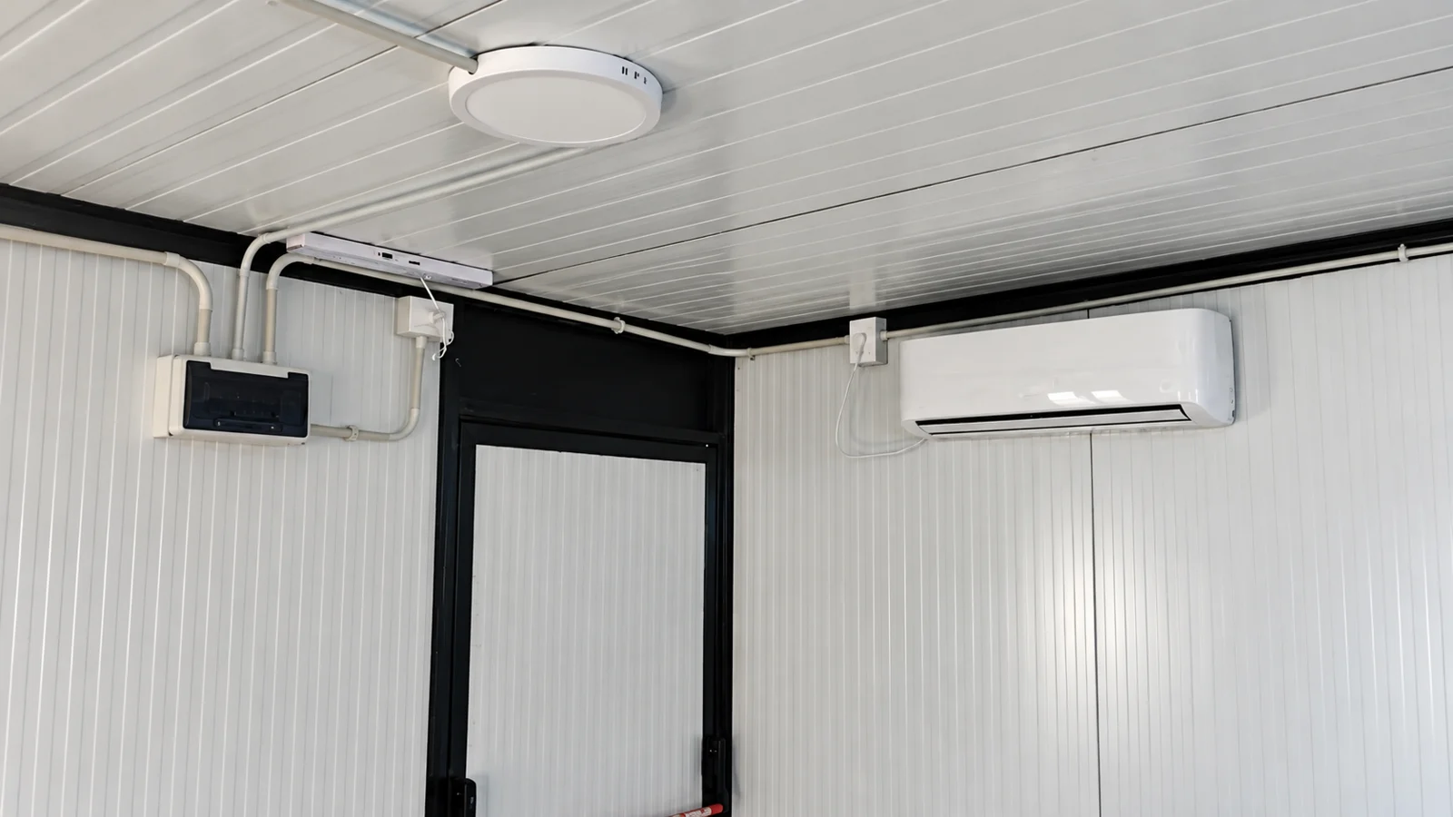 Interior con iluminación, instalación eléctrica y aire acondicionado