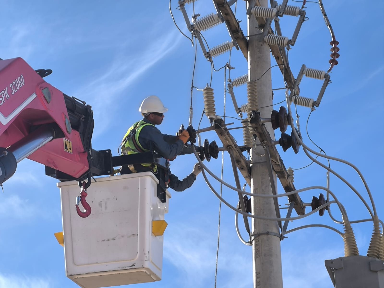Trabajo eléctrico en altura con hidrogrúa