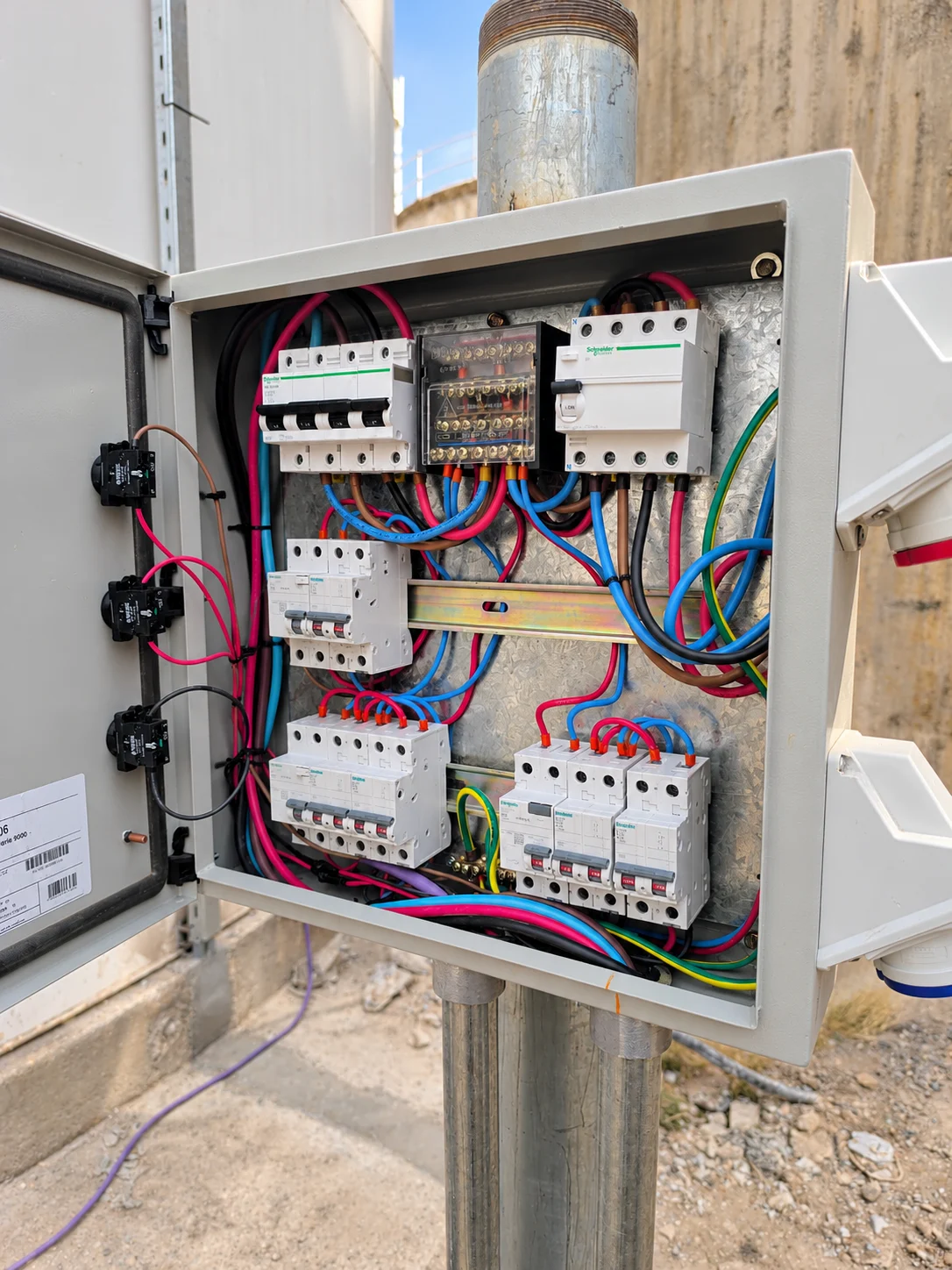 Tablero eléctrico con cableado y protecciones
